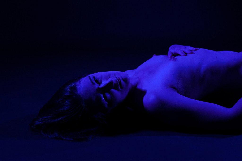 Tes yeux noirs transpercent la nuit mauve